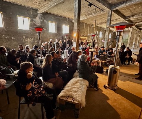 Héðinn Ásbjörnsson ávarpar gesti við opnun Baskaseturs. 
Ljósmynd: Hjálmtýr Heiðdal